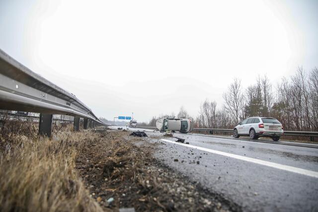 45-minütige Sperre der A25, nachdem sich ein Pkw auf der Autobahn überschlagen hatte. | Foto: laumat.at