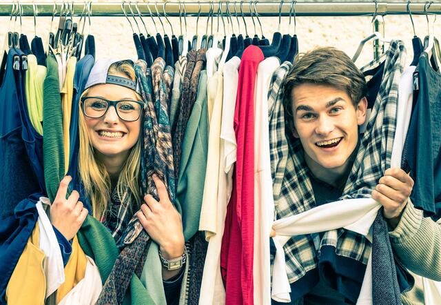 Second Hand-Shops und Flohmärkte bieten eine gute Gelegenheit, günstig zu shoppen und dabei alte Schätze neu zu entdecken.  | Foto: ViewApart/PantherMedia
