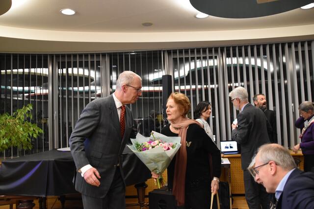 Martin Heilinger übergibt Gabriele Moser-Jacoby einen Blumenstrauß. | Foto: Preineder