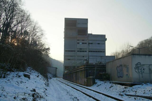 Ein 15-jähriges Mädchen stürzte durch ein mehrere Meter großes Loch im Boden des sechsten Stockwerks - nun laufen die Ermittlungen wegen fahrlässiger Tötung. | Foto: Alois Fischer