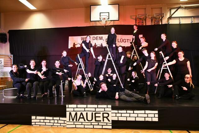 Schülerinnen und Schüler der HLW zeigten sich mit „Weh dem, der lügt“. | Foto: Anita Galler