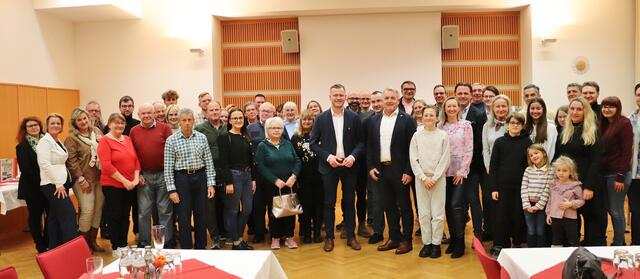 Bgm. Manfred Komericky hieß mit Vzbgm. Michael Konrad, GK Almuth Huderz-Thümel und zahlreichen Gemeinderäten die neuen Bürger von Kalsdorf willkommen. | Foto: Edith Ertl