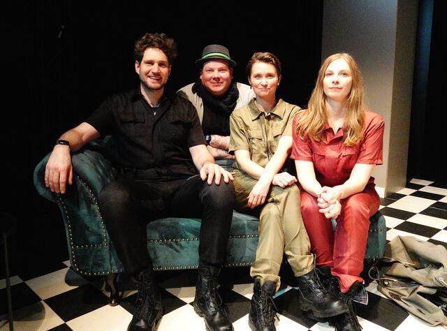 Tobias Kerschbaumer, Regisseur Holger Schober, Julia Faßhuber und Ute Veronika Olschnegger nehmen in „Happy End (keine Garantie)" das Publikum in Geiselhaft.