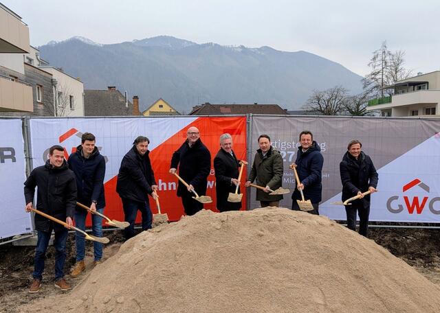 Spatenstich für GWG-Wohnbauprojekt in Micheldorf mit LHStv. Manfred Haimbuchner (3.v.re.), GWG-Geschäftsführer Wolfgang Steiger (4.v.li.) und Nikolaus Stadler (4.v.re.), Bürgermeister von Micheldorf Horst Hufnagl (2. v.re.) und Vertreter der Firma Brunner Bau.  

  | Foto: GWG Linz