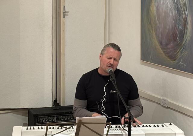Bürgermeister Peter Molnar singt Eigenkompositionen und begleitet sich am Klavier. | Foto: sg