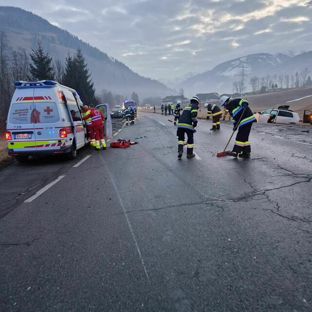 Beide Fahrzeuglenker wurden unbestimmten Grades verletzt. | Foto: FF Reintal