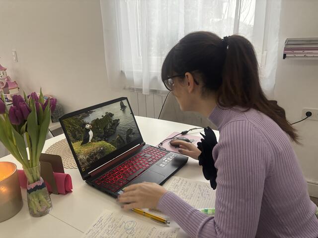Bei dem Arbeitsgerät wird eigentlich jeder "Gamer" schwach: Sabrina nutzt, wegen der Grafikkarte, ein Notebook, welches eigentlich vorwiegend für (Online-)Spiele genutzt wird. | Foto: Alexander Paulus