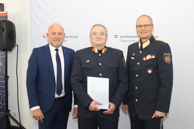 Bezirkspolizeikommandant Martin Petermüller (Bildmitte) bei der Amtseinführung mit Bezirkshauptmann Ferdinand Watsching und Landespolizeidirektor-Stellvertreter Günther Humer. | Foto: MeinBezirk/Gernot Fohler