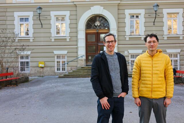 Vizebürgermeister Kay-Michael Dankl und Stefan Heizinger vom Verein "Super" vor dem ehemaligen Seniorenwohnhaus Hellbrunn | Foto: Joshua McGregor