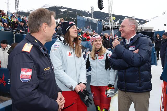 Innenminister Gerhard Karner besuchte die Teamkombination der Damen sowie den WM-Einsatzstab. Im Bild v.l.: Landespolizeidirektor Bernhard Rausch, Mirjam Puchner (machte Silber in der Abfahrt) und Katharina Liensberger (österreichische Skirennläuferin) sie landeten auf Platz fünf in der Teamkombination der Damen und Innenminister Gerhard Karner | Foto: Land Salzburg / Franz Neumayr