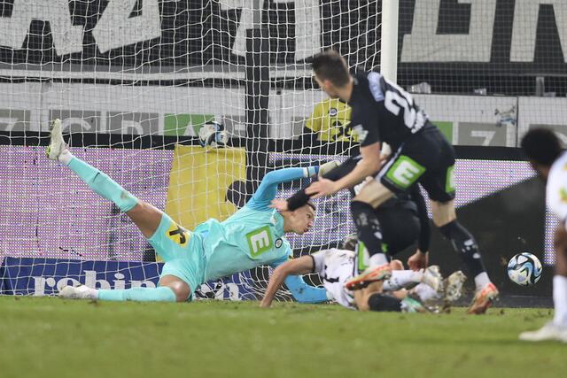 Die gelben Ballsäulen hinter dem Sturm-Tor sorgen für Kritik der Konkurrenz. Bei der Bundesliga bemüht man sich um eine einheitliche Regelung. | Foto: GEPA