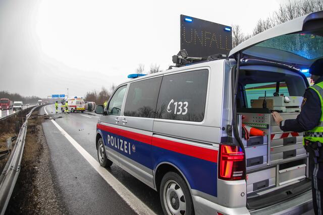 45-minütige Sperre der A25, nachdem sich ein Pkw auf der Autobahn überschlagen hatte. | Foto: laumat.at