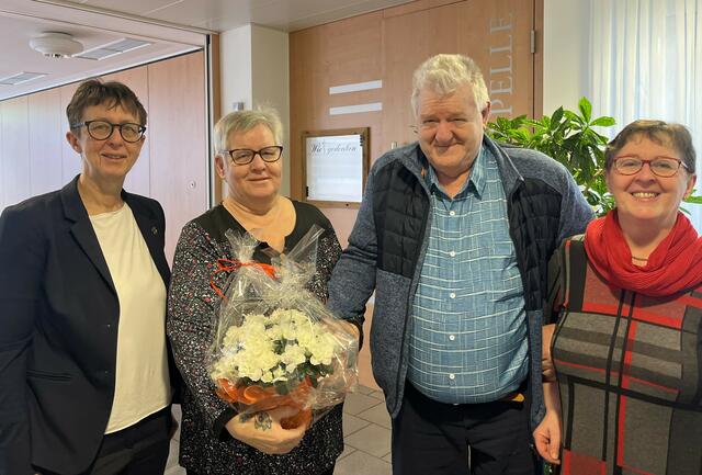 Anneliese und Anton Pesendorfer wurden von Bürgermeisterin Sabine Promberger und Vizebürgermeisterin Franziska Zoher-Kienesberger zur "Goldenen Hochzeit" beglückwünscht. | Foto: Marktgemeinde Ebensee
