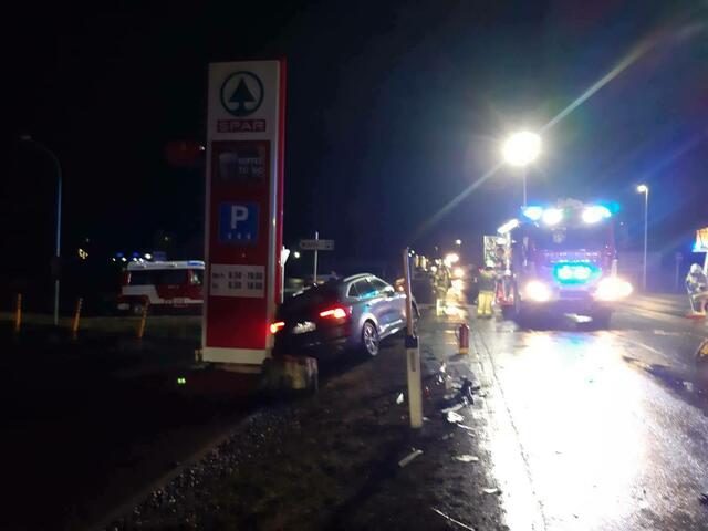 Die Einsatzkräfte der Feuerwehr unterstützten den Abschleppdienst beim Abtransport des verunfallten Pkw. | Foto: Freiwillige Feuerwehr Bergheim