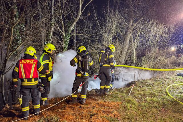 Beim Eintreffen der ersten Einsatzkräfte stand eine kleinere Fläche am Waldrand bereits in Vollbrand. | Foto: TEAM FOTOKERSCHI / WERNER KERSCHBAUMMAYR