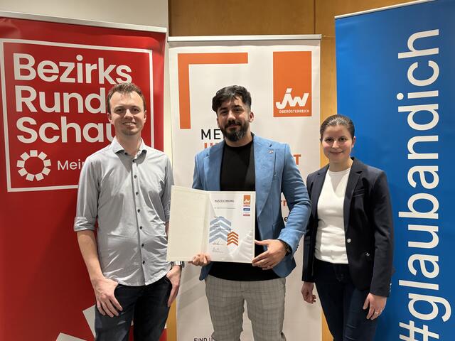 Moritz Aschauer und Franziska Scheuwimmer gratulierten Ali Ayad Sadeq Al-Kahlaee zum dritten Platz. | Foto: MeinBezirk Perg/Köck