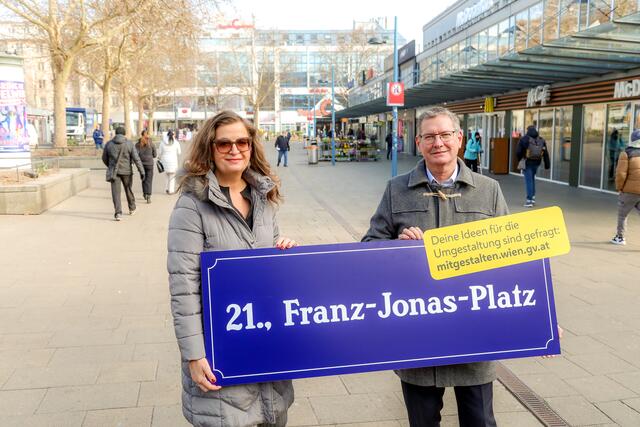Mit einer Bürgerbeteiligung suchen Ulli Sima und Georg Papai (beide SPÖ) Ideen für die Aufwertung des Franz-Jonas-Platzes. | Foto: Stadt Wien/Fürthner