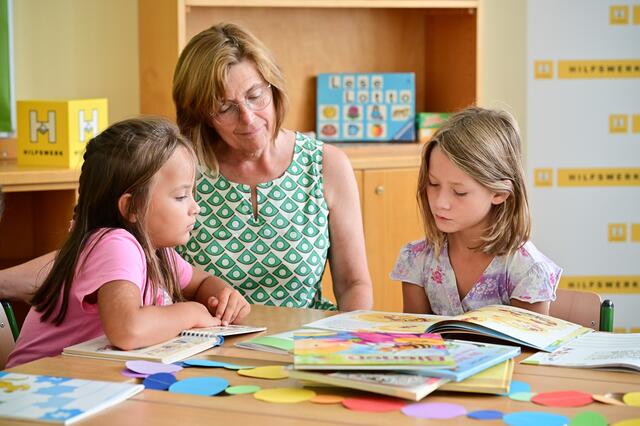 Im Rahmen der „Gemeinsamen Lesezeit“ bringen Lesepaten und -patinnen den Kindern die Welt der Bücher näher und fördern die Lesekompetenz. | Foto: Hilfswerk NÖ