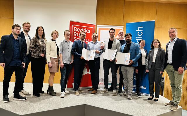 Vlnr: Michael Köck (MeinBezirk), Mattias Wimmer (JW-Landesvorsitzender), Eva Steinkellner
(WKO), Eveline Grabmann (Obfrau WKO Perg), Moritz Aschauer (JW Perg), Michael Weilguni (MW
technologies), Stefan Manzenreiter (MW technologies), Michael Zellinger (autonomize), Ronald Gattringer (autonomize), Ali Ayad Sadeq Al-Kahlaee (Tasty Orient), Franziska Scheuwimmer (JW
Perg), Michaela Wiesbauer (Sponsor Trophäe Glas Wiesbauer), Rainer Friedinger (Sparkasse) | Foto: WKO Perg