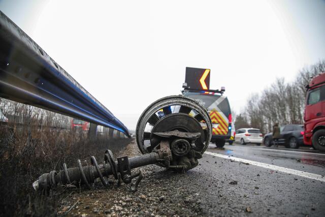 45-minütige Sperre der A25, nachdem sich ein Pkw auf der Autobahn überschlagen hatte. | Foto: laumat.at