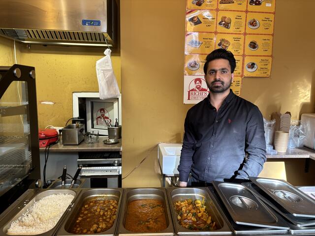 Amrit Singh serviert die köstlichen Gerichte frisch und berät gerne.  | Foto: Ipirotis/MeinBezirk