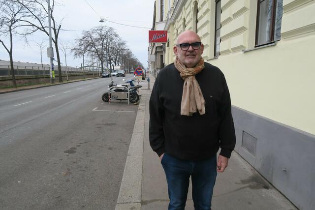 Anrainer Christian Fromm findet die neuen Motorrad-Abstellplätze in der Felberstraße überflüssig. | Foto: Patricia Hillinger/MeinBezirk