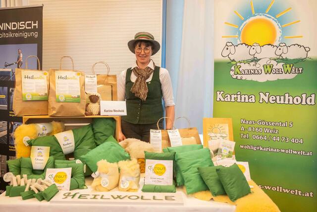 Karina Neuhold mit ihren heilenden Schafwollprodukten. | Foto: LK Steiermark/Danner