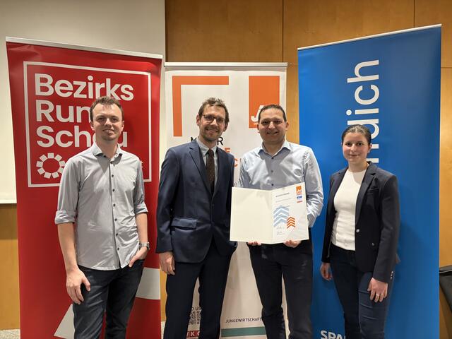 Moritz Aschauer und Franziska Scheuwimmer gratulierten Stefan Manzenreiter und Michael Weilguni von der MW technologies GmbH zum zweiten Platz. | Foto: MeinBezirk Perg/Köck