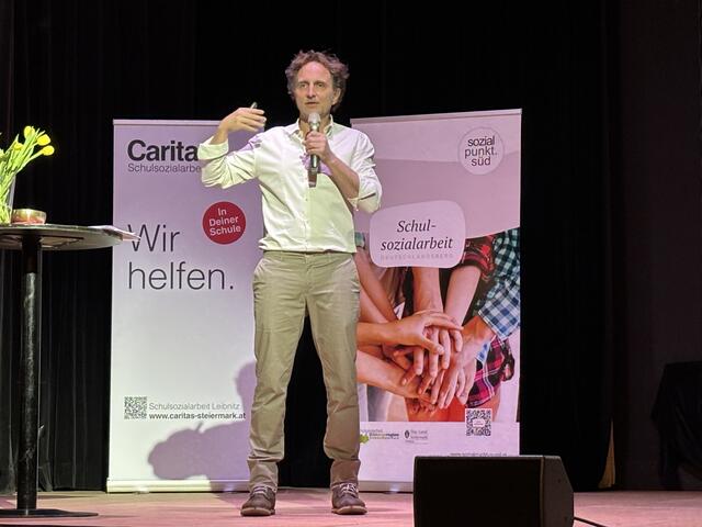 Thomas Lederer-Hutsteiner präsentierte Daten und Fakten rund um das Suchtverhalten von Jugendlichen und Erwachsenen. | Foto: Neumayer