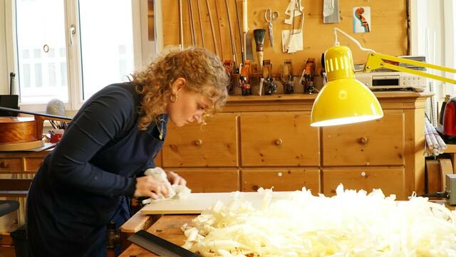 Geigenbaumeisterin Christina Holaus beim Hobeln einer Geigendecke | Foto: ServusTV / Degn Film
