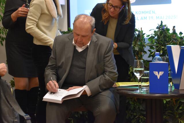 August Breininger signiert sein Buch. | Foto: Preineder