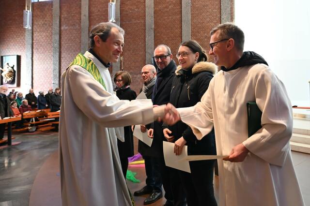 Pfarrer Martin Füreder bei der Angelobung der neuen Seelsorgerinnen und Seelsorger in der Froschberg-Kirche.  | Foto: Pfarrgemeinde St. Konrad