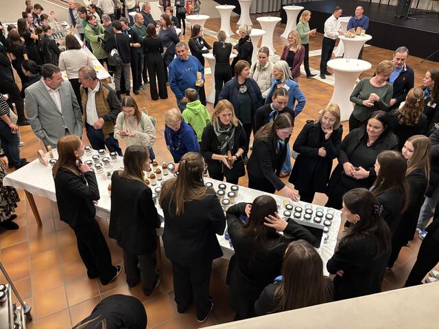 Großer Andrang herrschte auf der Junior-Company-Messe der HLW Feldbach im Bundesschulzentrum am Stand von "bee sweet". | Foto: MeinBezirk