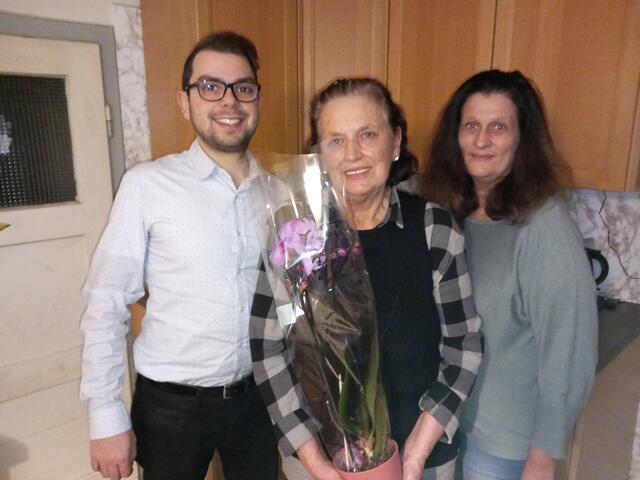Philip Kainzbauer, Geburtstagskind Maria Sulyok und Sabine Berger freuen sich über ein schönes Jubiläumsfest.
 | Foto: Werner Schöll