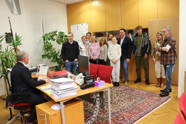 Bgm. Manfred Komericky führte durch das Gemeindeamt und zeigte den Zuzüglern auch sein  Büro. | Foto: Edith Ertl