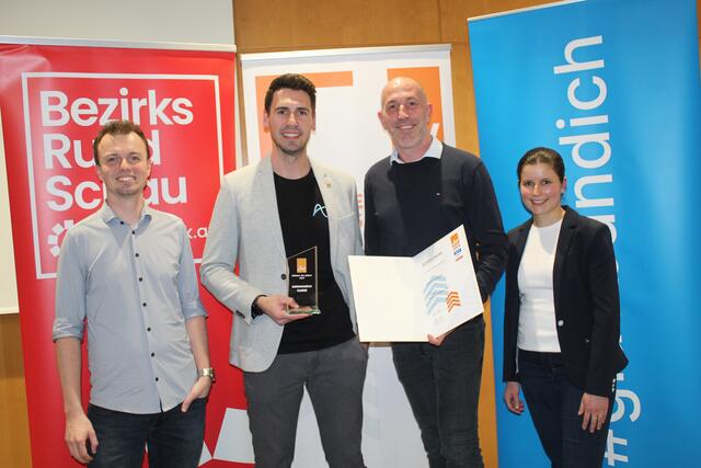 Gründerpreis-Träger 2024: Moritz Aschauer und Franziska Scheuwimmer von der Jungen Wirtschaft Perg gratulieren Michael Zellinger und Ronald Gattringer von der autonomize GmbH. | Foto: MeinBezirk Perg/Köck