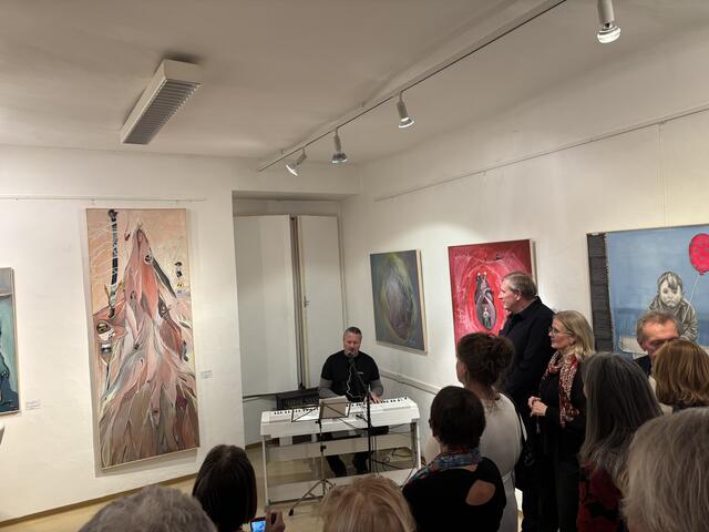 Vernissage mit musikalischen Beiträgen von Bürgermeister Peter Molnar | Foto: sg