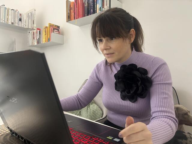 Im Selbstversuch ist Sabrina direkt in ihrem Element und erstellt in wenigen Sekunden mit der KI eine Inspiration für ein Jugendzimmer. | Foto: Alexander Paulus