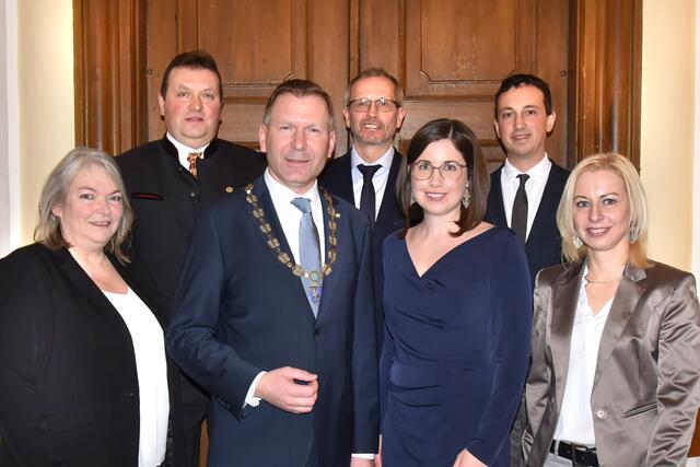 Die neu gewählten Funktionen, Bürgermeister Stefan Lang, Vizebürgermeisterin Claudia Schnabl und die Stadträte Beatrix Vyhnalek (SPÖ), Johannes Graf (ÖVP), Stefan Fehringer (ÖVP), Daniel Wöhrer (ÖVP), Eva Heilinger (ÖVP)

 | Foto: Herbert Schleich
