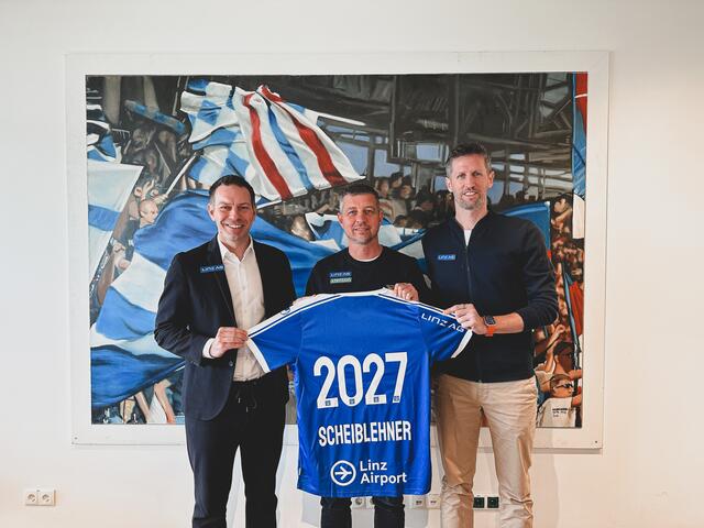 Geschäftsführer Christoph Peschek, Blau-Weiß-Trainer Gerald Scheiblehner und Sportdirektor Christoph Schößwendter (v.l.n.r.). | Foto: FC Blau-Weiß Linz 