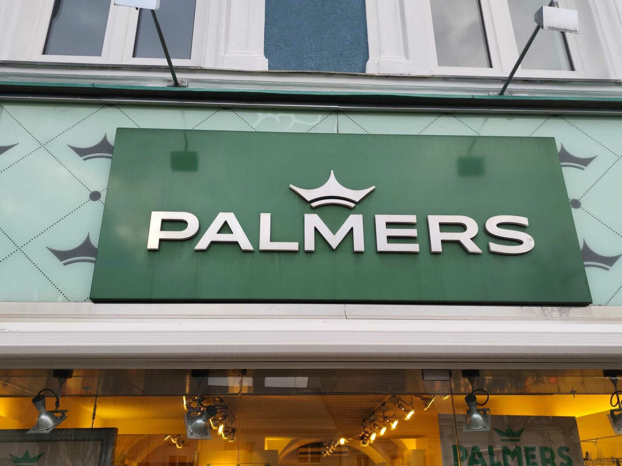 ザルツブルクの16の支店：パーマーズは支払不能です：改修プロセス