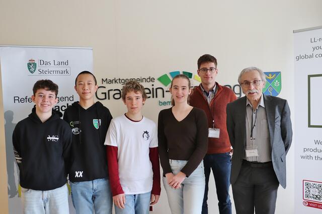 Schachpräsident Gerd Mitter und Turnierleiter Philipp Raeke (beide re) mit den erfolgreichen Schachspielern Niklas Feiertag, Xu Xingjian sowie Martin und Katharina Pötscher. | Foto: Edith Ertl