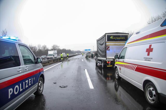 45-minütige Sperre der A25, nachdem sich ein Pkw auf der Autobahn überschlagen hatte. | Foto: laumat.at