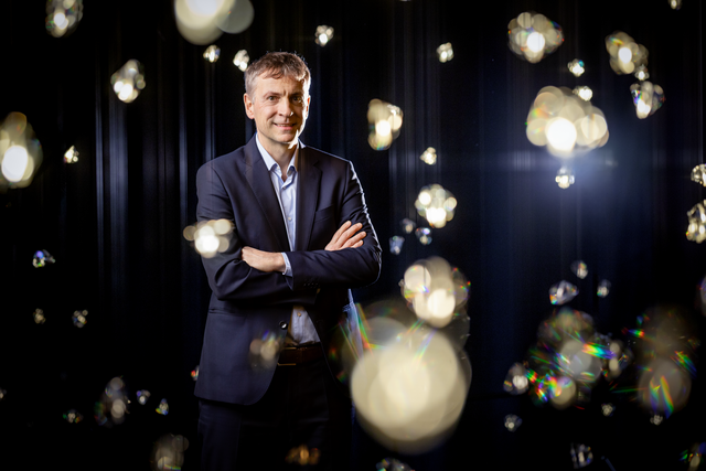Stefan Isser (Geschäftsführer der Swarovski Kristallwelten) in der Wunderkammer "Pulse Voronoi", die im November 2024 eröffnet wurde.

 | Foto: Swarovski Kristallwelten