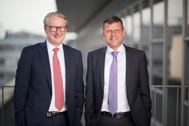 Zufrieden mit 2024: Volksbank Oberösterreich-Vorstandsdirektoren Richard Ecker (r.) und Andreas Pirkelbauer (l.). | Foto: Volksbank OÖ/Mathias Lauringer