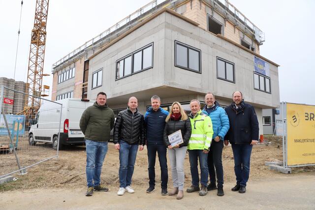 Barbara Peindl und Florian Loidl mit Bgm. Thomas Teubl und Vertretern der am Bau beteiligten Firmen. | Foto: Alfred Mayer