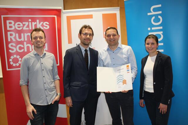 Moritz Aschauer und Franziska Scheuwimmer gratulierten Stefan Manzenreiter und Michael Weilguni von der MW technologies GmbH. | Foto: MeinBezirk Perg/Köck