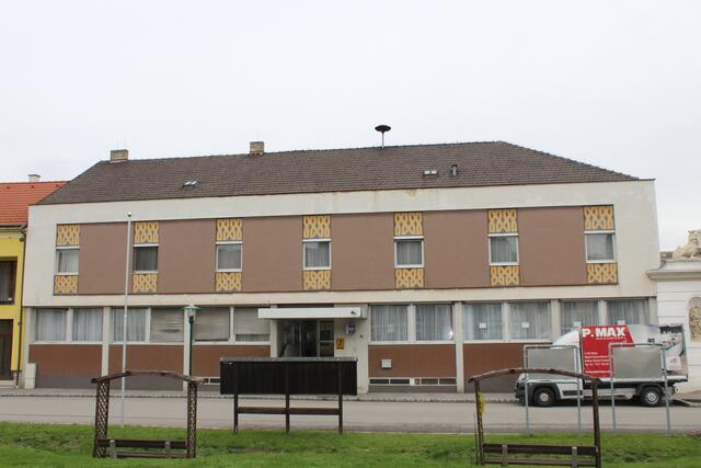 Das Rathaus Göllersdorf - derzeit aber leer, wegen bevorstehendem Umbau. Die Gemeindeverwaltung befindet sich in einem Ausweichlokal gegenüber. | Foto: Alexandra Goll