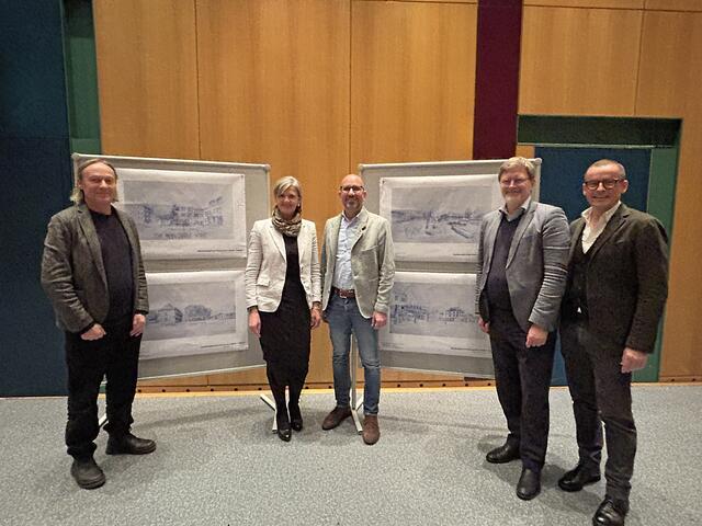 Die Planungsverantwortlichen mit Projektleiterin Astrid Holler und Bürgermeister Michael Schumacher bei der Präsentation im Kultursaal Kaindorf. | Foto: Brigitte Gady
