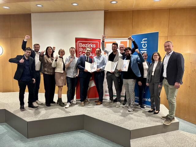 Am Foto von links Michael Köck (Medienpartner Meinbezirk Perg), Michael Wimmer (Landesvorsitzender Junge Wirtschaft), Eva Steinkellner und Obfrau Eveline Grabmann (WKO Perg), Moritz Aschauer (Junge Wirtschaft Perg), Michael Weilguni und Stefan Manzenreiter (MW technologies GmbH – 2. Platz), Michael Zellinger und Ronald Gattringer (autonomize GmbH - 1. Platz),  Ali Ayad Sadeq Al-Kahlaee (Tasty Orient - 3. Platz), Franziska Scheuwimmer (Junge Wirtschaft Perg), Michaela Wiesbauer (Sponsor Glas Wiesbauer), Rainer Friedinger (Sponsor Sparkasse OÖ). | Foto: MeinBezirk Perg/Huber